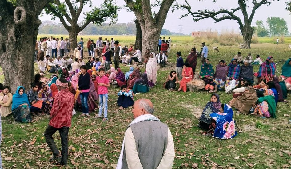 महाराजगंज थाना क्षेत्र केगोदापुर के प्रधान के भाई की हत्या के बाद घर शव पहुंचने पर लोगो की भीड़। महाराजगंज थाना क्षेत्र केगोदापुर के प्रधान के भाई की हत्या के बाद घर शव पहुंचने पर लोगो की भीड़।
