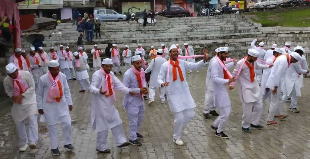 लोहाघाट में आयोजित होली रंग महोत्सव में होली के गीतों पर थिरकते फोर्ती के होल्यार। लोहाघाट में आयोजित होली रंग महोत्सव में होली के गीतों पर थिरकते फोर्ती के होल्यार।