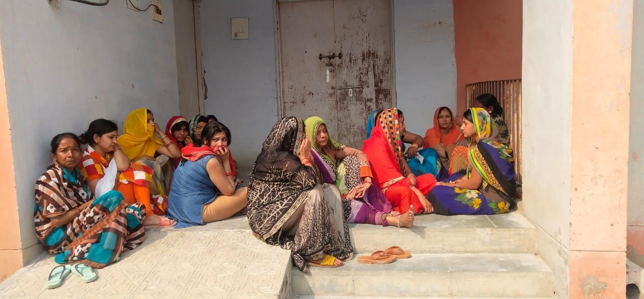 जिला अस्पताल में बैठे मृतका ज्योति के गमगीन परिजन