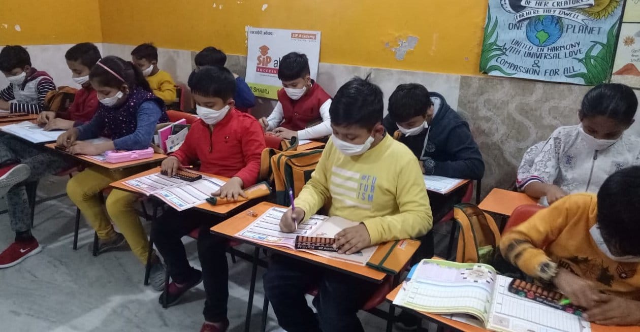 शामली के एक शिक्षण संस्थान में टिशू पेपर से मास्क बनाने के बाद उसे लगा कर पढाई करते छात्र शामली के एक शिक्षण संस्थान में टिशू पेपर से मास्क बनाने के बाद उसे लगा कर पढाई करते छात्र