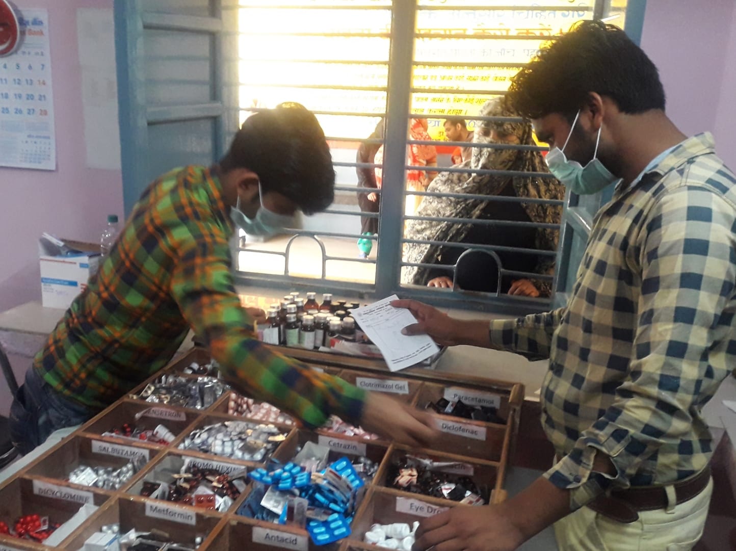 ामली सीएचसी में मास्क लगा कर इवांई देते कर्मचारी ामली सीएचसी में मास्क लगा कर इवांई देते कर्मचारी