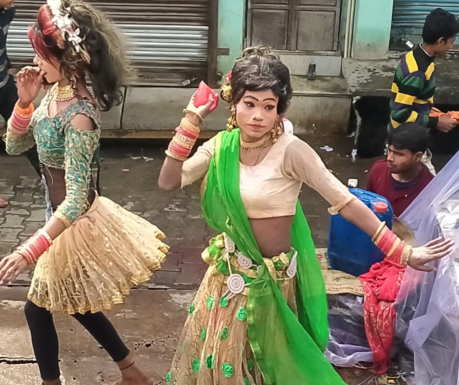 जुलूस में डांस करते कलाकार