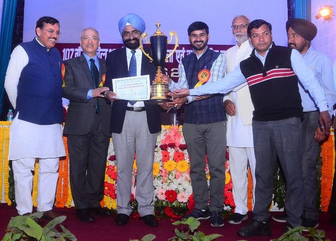 पंतनगर में न्यू हालैंड ट्रैक्टर को सर्वोत्तम प्रदर्शन के लिए पुरस्कार देते मुख्य अतिथि। पंतनगर में न्यू हालैंड ट्रैक्टर को सर्वोत्तम प्रदर्शन के लिए पुरस्कार देते मुख्य अतिथि।