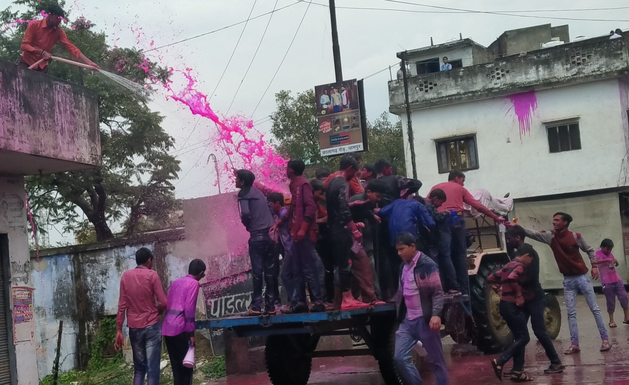 धामपुर में हुरियारों पर छतों से रंग उड़ेलते नागरिक।