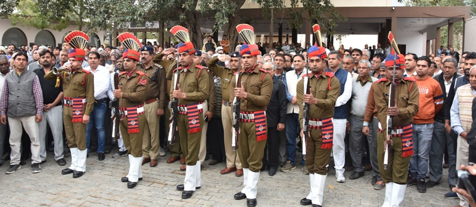 मांगेराम गुप्ता के अंतिम संस्कार के समय सलामी देते पुलिसकर्मी। मांगेराम गुप्ता के अंतिम संस्कार के समय सलामी देते पुलिसकर्मी।