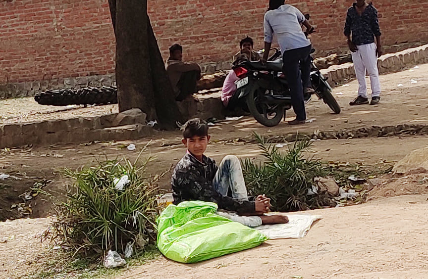 आरटीओ ऑफिस के पास कच्ची शराब बेचता बच्चा आरटीओ ऑफिस के पास कच्ची शराब बेचता बच्चा
