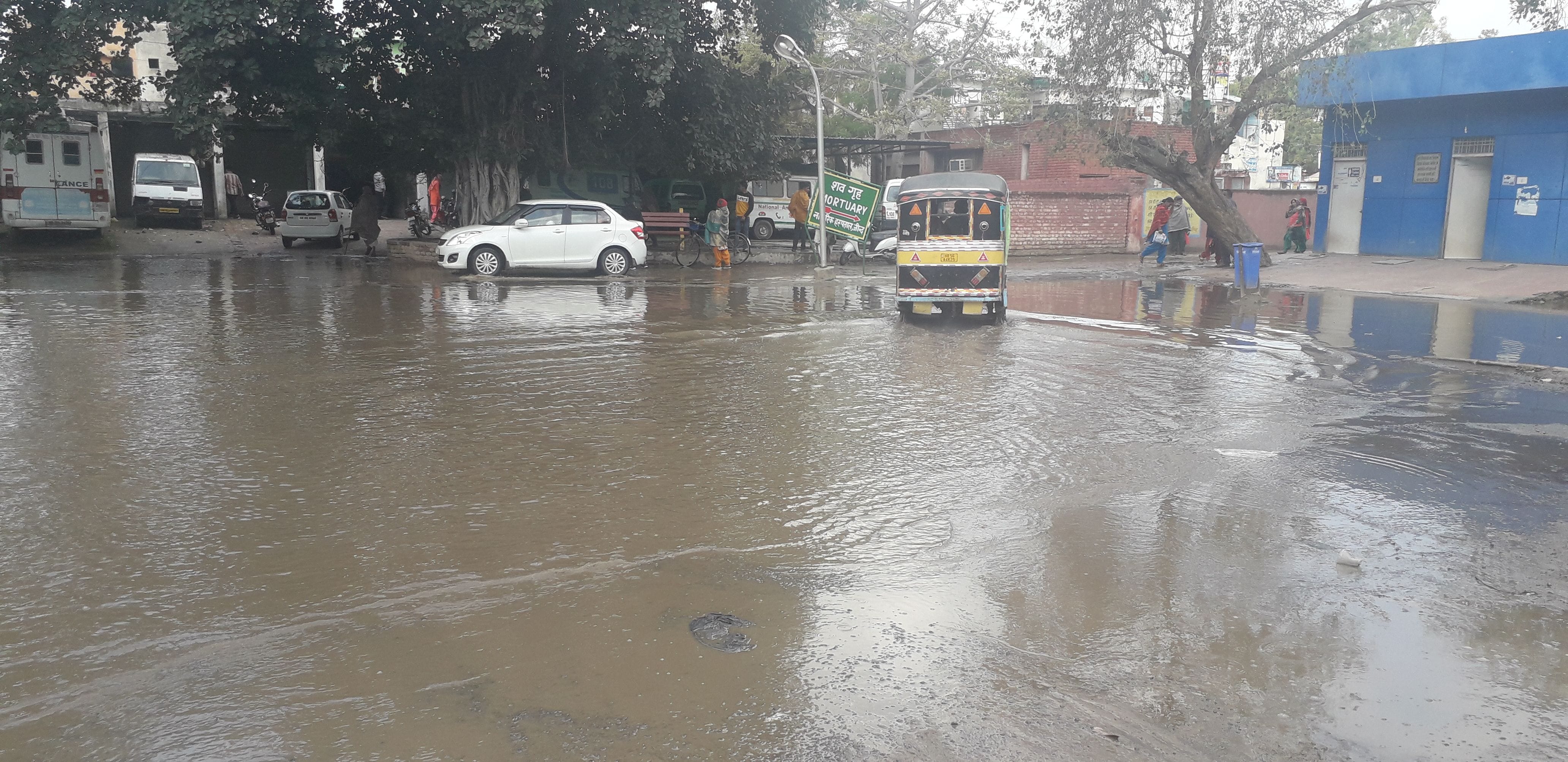 नागरिक अस्पताल के शवगृह के पास जमा बारिश का पानी।