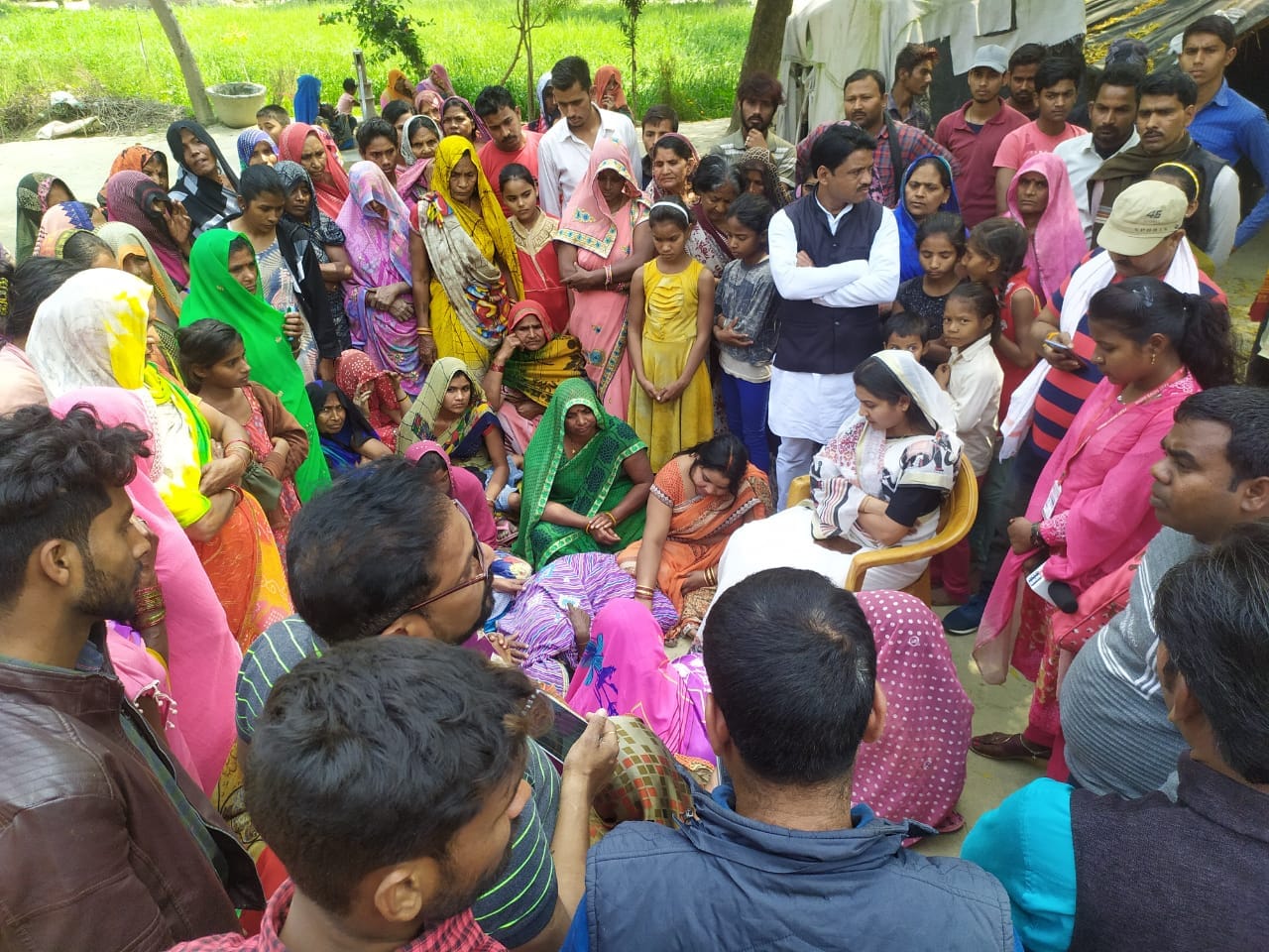 मुंगराबादशाहपुर में हादसे में मृत बच्चों की मां को ढांढ़स बंधाती विधायक सुषमा पटेल।