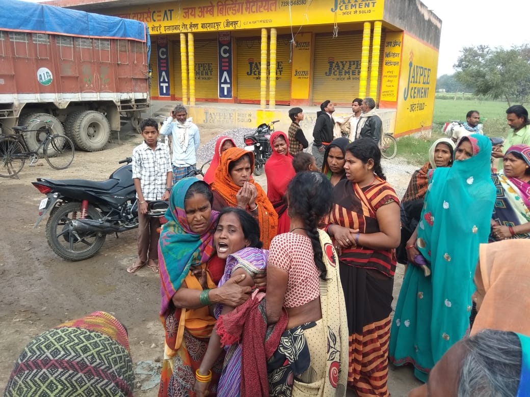 मुंगराबादहशाहपुर में सड़क हादसे में मृत बच्चों की मां को ढांढ़स बंधाती महिलाएं।