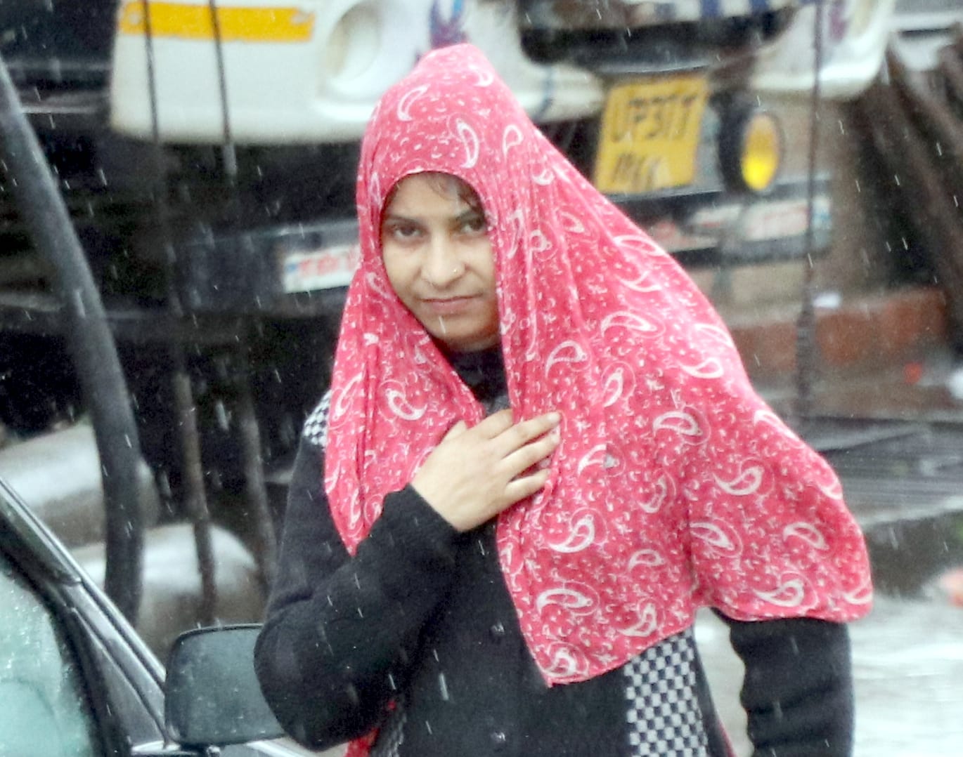 बिजनौर में बारिश में भीगती युवती। बिजनौर में बारिश में भीगती युवती।