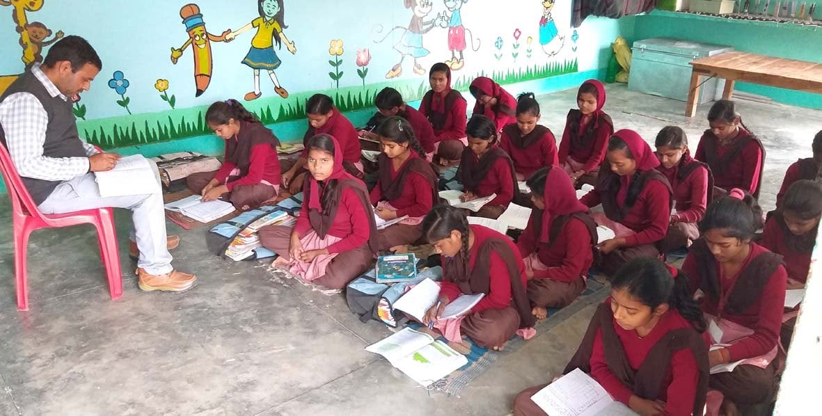 कस्तूरबा गांधी बालिका विद्यालय में पढ़तीं छात्राएं कस्तूरबा गांधी बालिका विद्यालय में पढ़तीं छात्राएं
