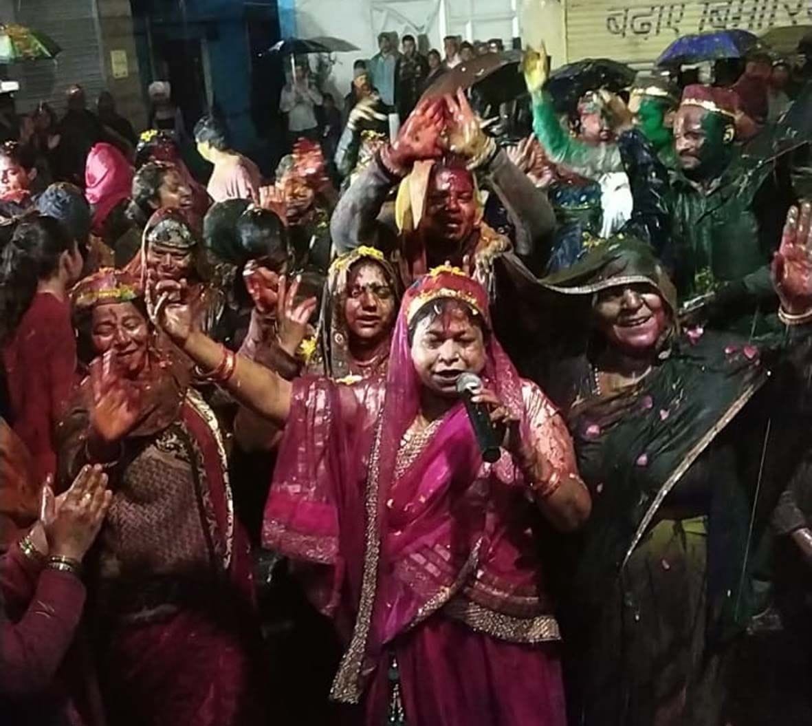 महावीर गंज बनिया पाड़ा से रंग भरनी एकादशी पर निकाली गई प्रभात फेरी । महावीर गंज बनिया पाड़ा से रंग भरनी एकादशी पर निकाली गई प्रभात फेरी ।