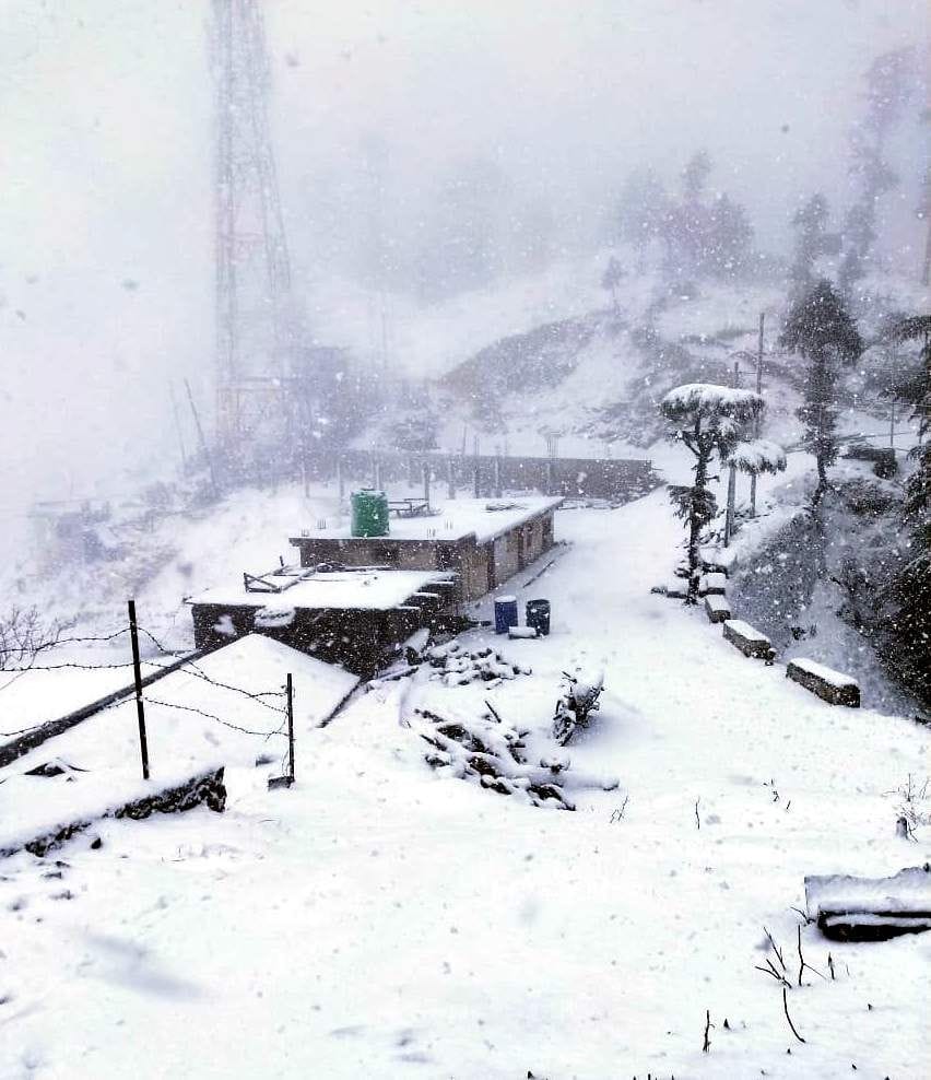 बर्फबारी से लकदक नजर आया लोखंडी। बर्फबारी से लकदक नजर आया लोखंडी।