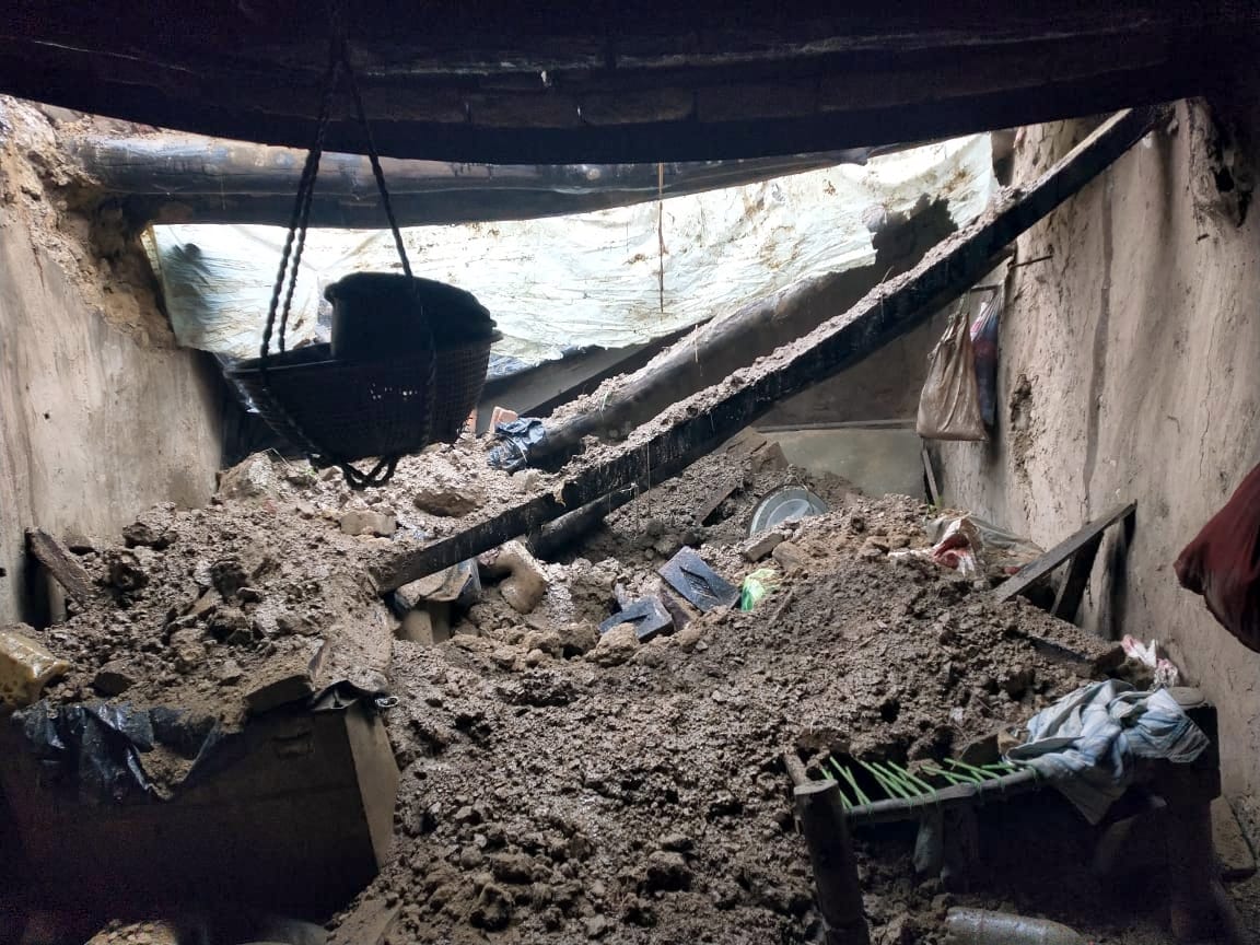 चंदक क्षेत्र के गांव कबूलपुर में बारिश से गिरी मकान की छत। चंदक क्षेत्र के गांव कबूलपुर में बारिश से गिरी मकान की छत।