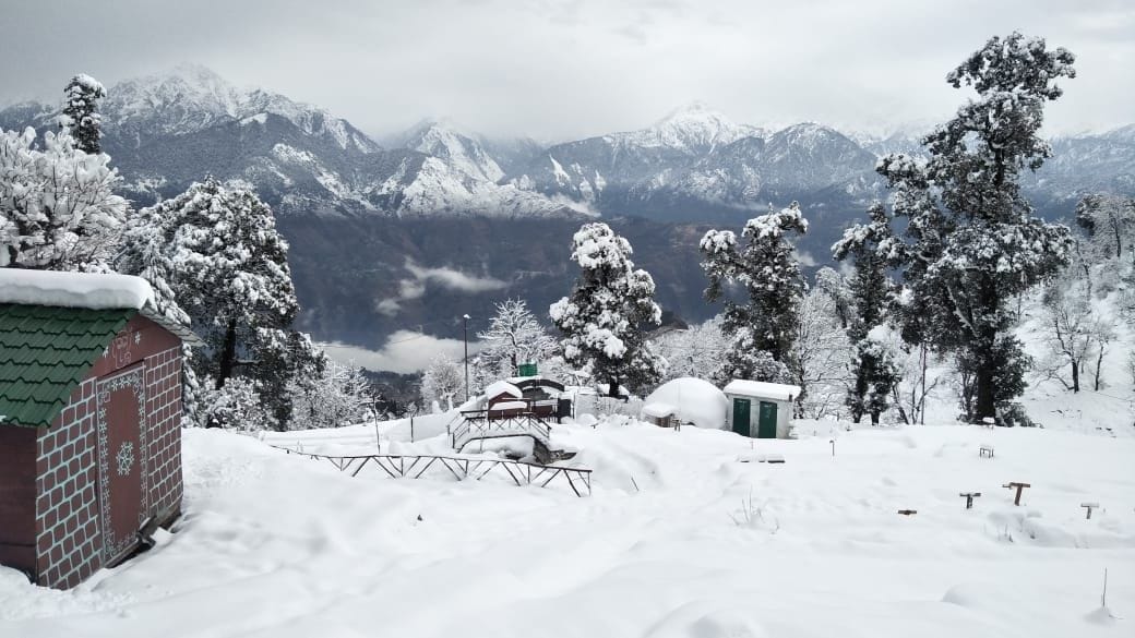 मुनस्यारी में हुई भारी बर्फबारी। संवाद न्यूज एजेंसी मुनस्यारी में हुई भारी बर्फबारी। संवाद न्यूज एजेंसी