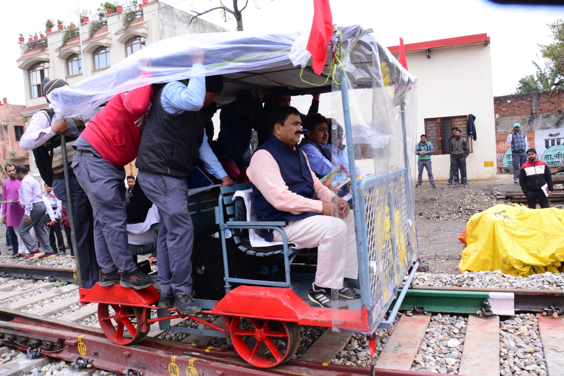 मुजफ्फरनगर में ट्रॉली में बैठकर नए ट्रैक का निरीक्षण करते सीसीआरएस शैलेश पाठक। मुजफ्फरनगर में ट्रॉली में बैठकर नए ट्रैक का निरीक्षण करते सीसीआरएस शैलेश पाठक।