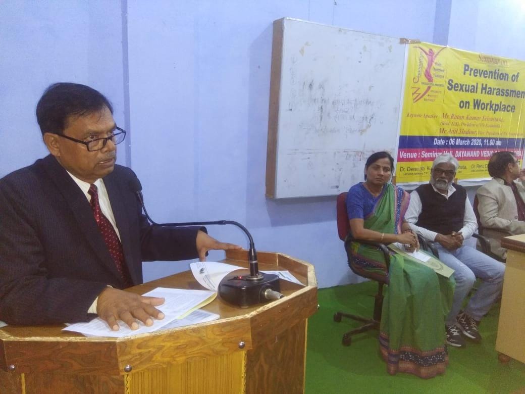 डीवी कॉलेज में कार्यक्रम को संबोधित करते पूर्व डीजीपी रतन कुमार श्रीवास्तव