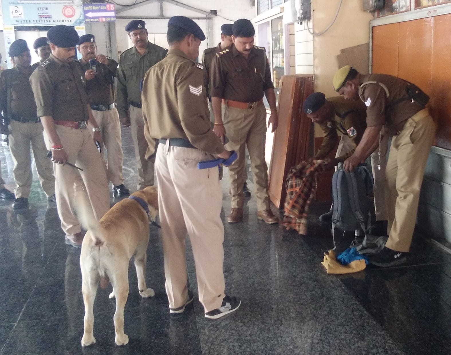 पीडीडीयू रेलवे स्टेशन पर मॉक ड्रील करती जीआरपी व आरपीएफ के जवान। पीडीडीयू रेलवे स्टेशन पर मॉक ड्रील करती जीआरपी व आरपीएफ के जवान।