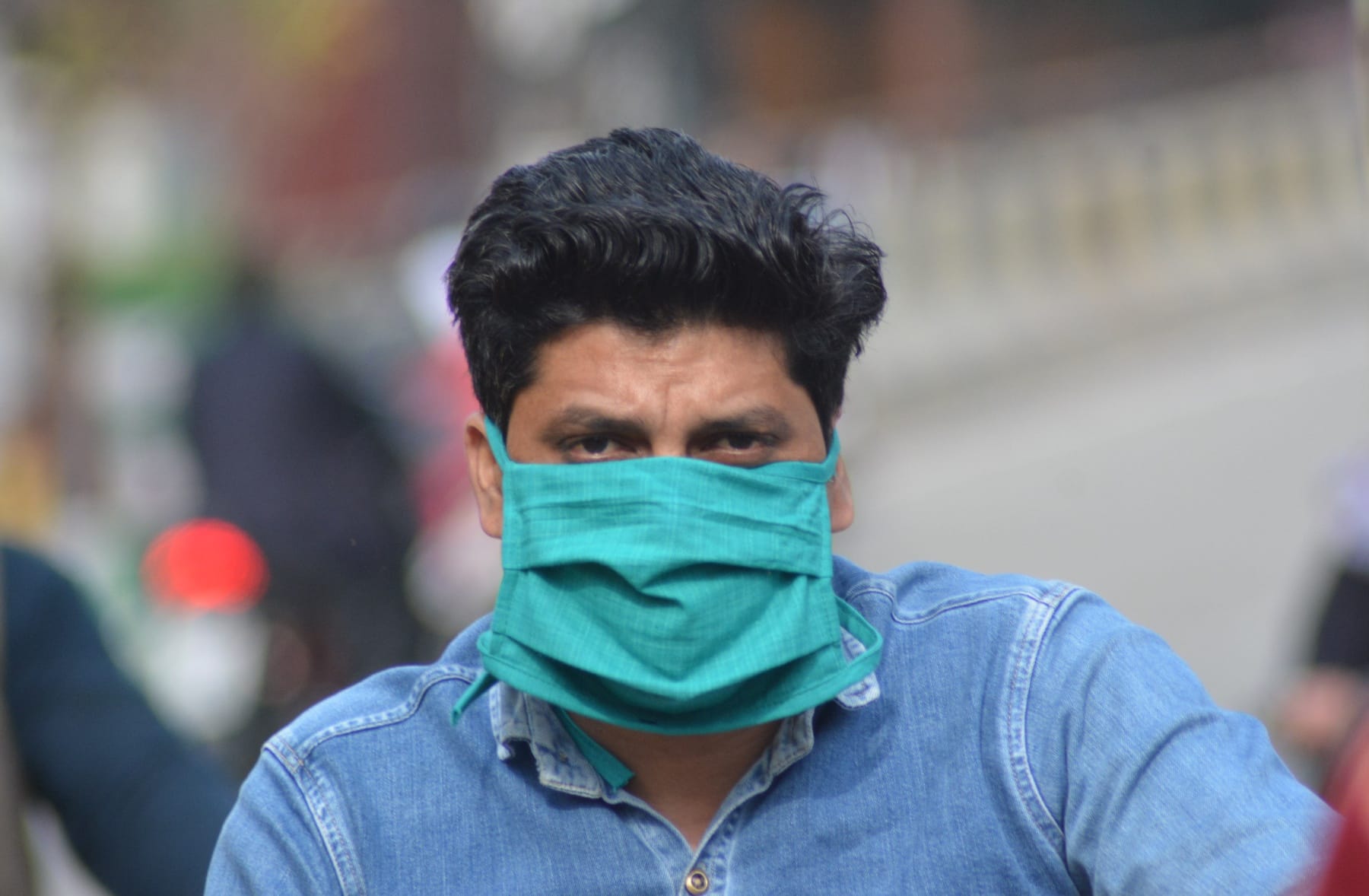सतर्कता के चलते मास्क लगाकर जाता वाहन सवार। सतर्कता के चलते मास्क लगाकर जाता वाहन सवार।