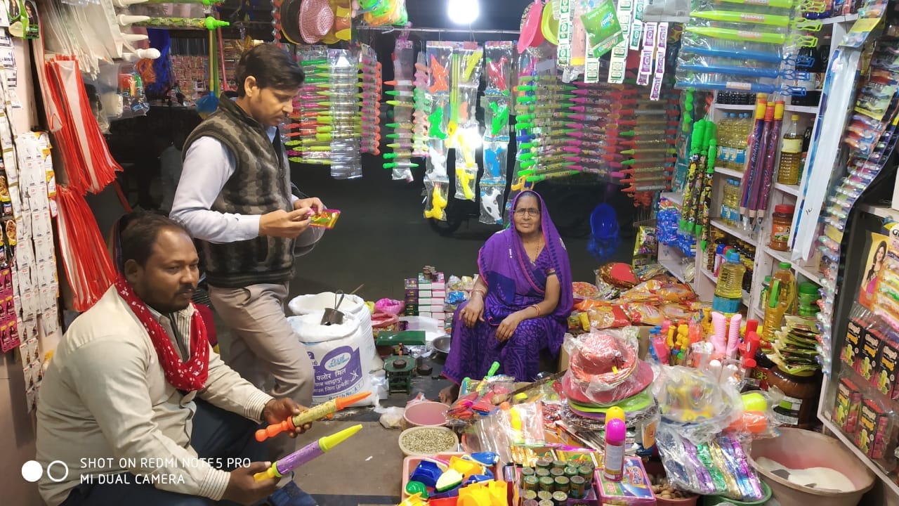 होली के लिए बाजार में सजी रंग-अबीर, पिचकारी की दुकान। होली के लिए बाजार में सजी रंग-अबीर, पिचकारी की दुकान।