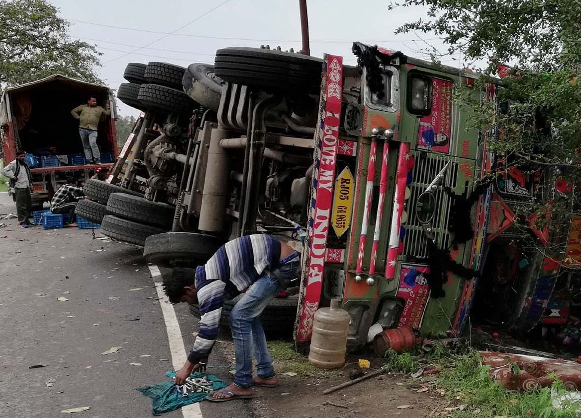 मवाना रोड पर सड़क पर पलटा ट्रक। मवाना रोड पर सड़क पर पलटा ट्रक।