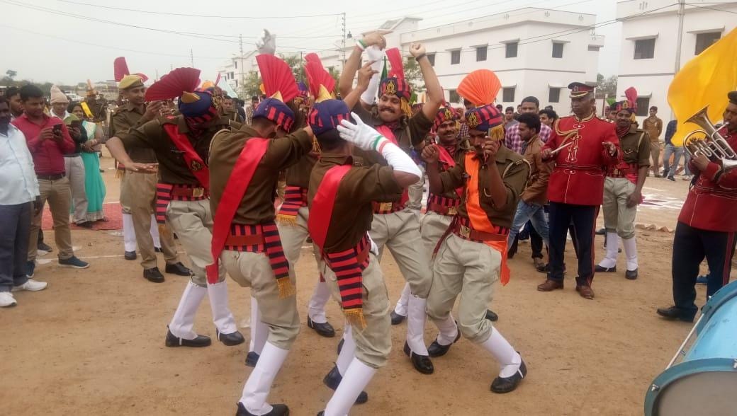 मैदान पर डांस करते जवान मैदान पर डांस करते जवान