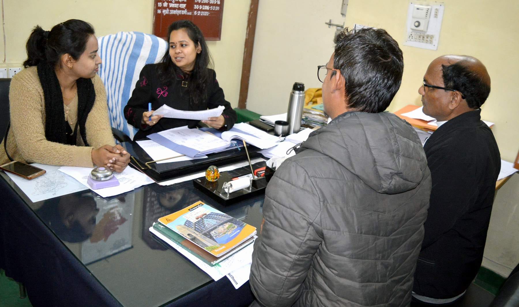 अंतरराष्ट्रीय महिला दिवस की पूर्व संध्या पर तहसीलदार आकांक्षा वर्मा के साथ एक दिन के लिए उनका का? अंतरराष्ट्रीय महिला दिवस की पूर्व संध्या पर तहसीलदार आकांक्षा वर्मा के साथ एक दिन के लिए उनका का?