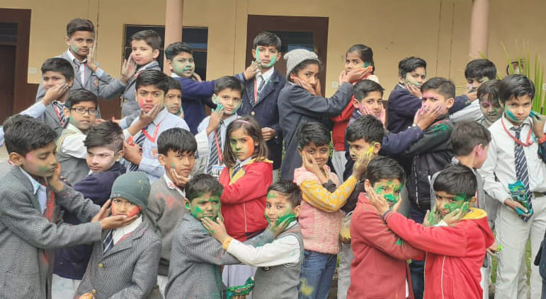 आरके पब्लिक स्कूल में होली खेलते बच्चे आरके पब्लिक स्कूल में होली खेलते बच्चे