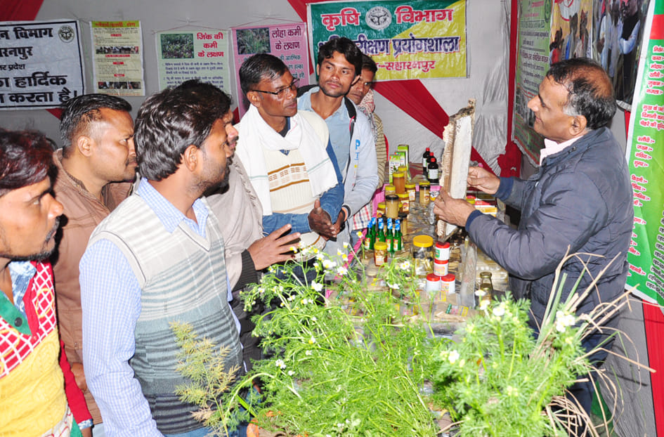 बेरी बाग स्थित एक सभागार में किसान गोष्ठी में लगे स्टाल पर जानकारी लेते किसान बेरी बाग स्थित एक सभागार में किसान गोष्ठी में लगे स्टाल पर जानकारी लेते किसान