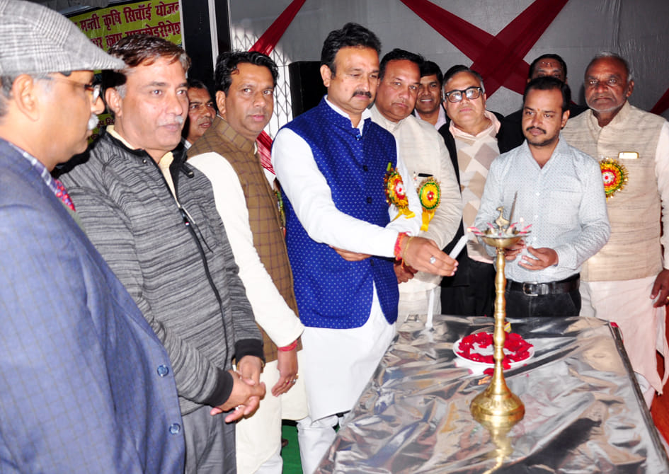 बेरी बाग स्थित एक सभागार में किसान गोष्ठी में दीप जलाकर शुभारंभ करते रामपुर मनिहारन विधायक देवे? बेरी बाग स्थित एक सभागार में किसान गोष्ठी में दीप जलाकर शुभारंभ करते रामपुर मनिहारन विधायक देवे?