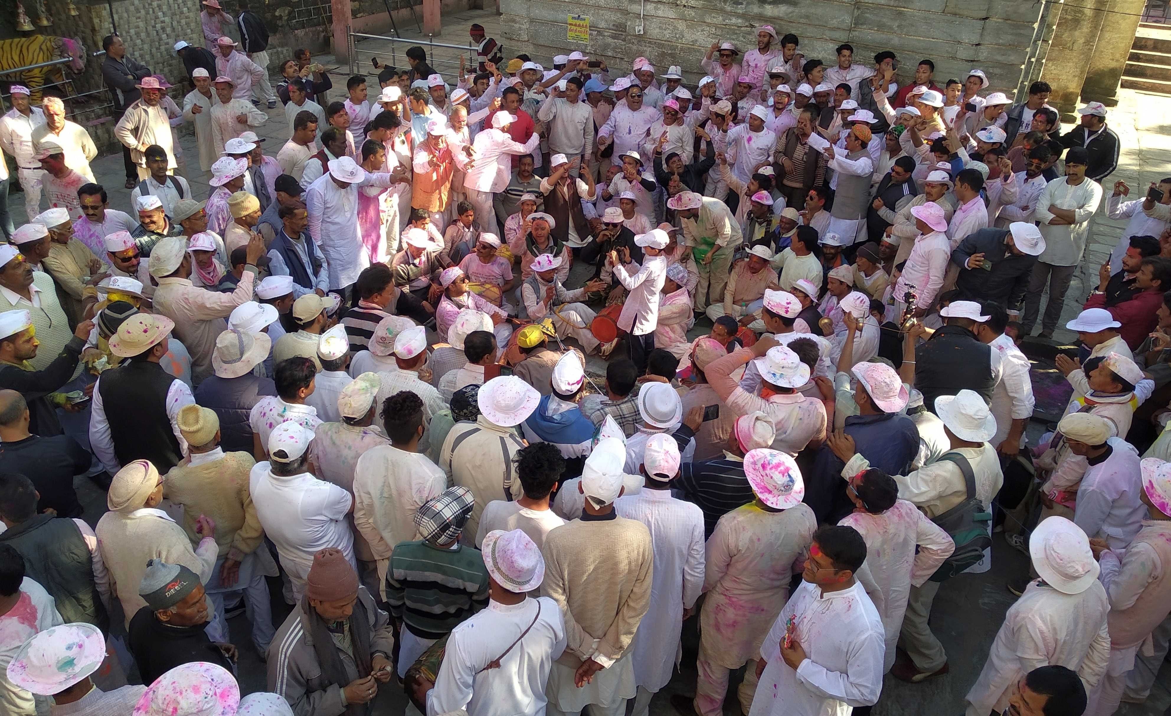 बागेश्वर के बागनाथ मंदिर में होली गायन करते विभिन्न गांवों के लोग। संवाद न्यूज एजेंसी