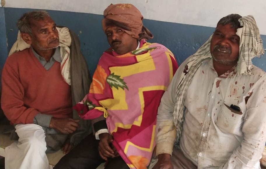 बड़गांव में संघर्ष में घायल ग्रामीण बड़गांव में संघर्ष में घायल ग्रामीण
