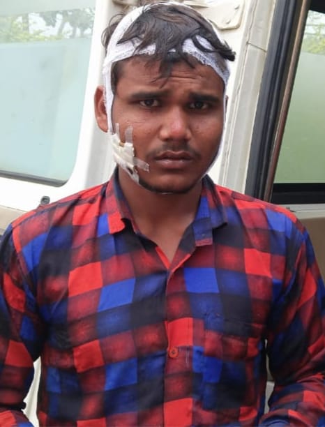 बड़गांव में संघर्ष में घायल ग्रामीण बड़गांव में संघर्ष में घायल ग्रामीण