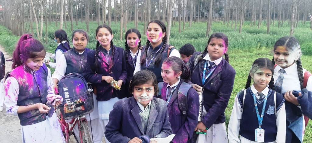 गंगोह के नामदेव पब्लिक स्कूल से घर की और जाते रंगों की मस्ती में सरोबार छात्राएं गंगोह के नामदेव पब्लिक स्कूल से घर की और जाते रंगों की मस्ती में सरोबार छात्राएं