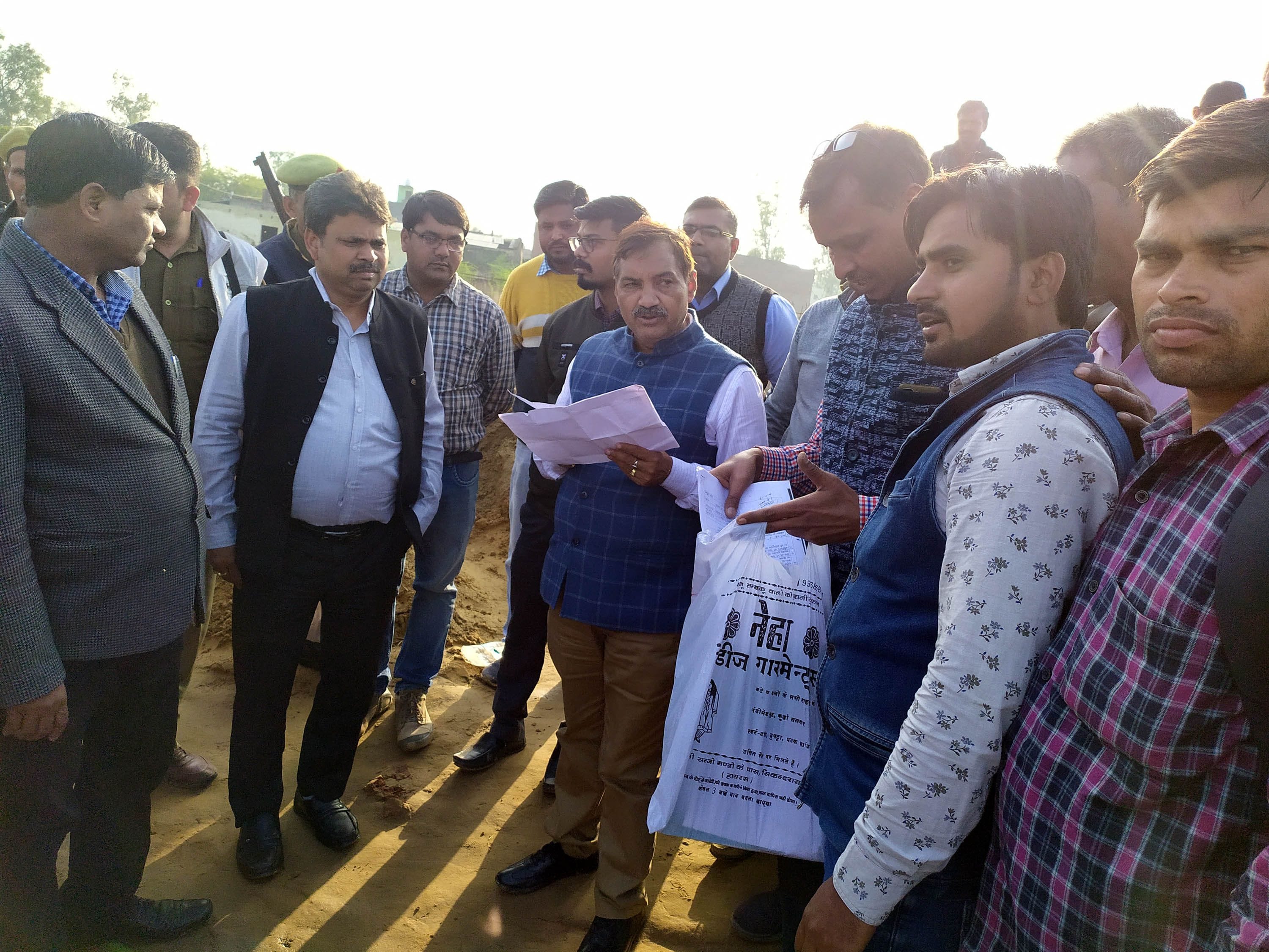 हाथरस: एनएच पर जमीन के मुआवजे को लेकर हुए विवाद को निपटाते एडीएम। हाथरस: एनएच पर जमीन के मुआवजे को लेकर हुए विवाद को निपटाते एडीएम।