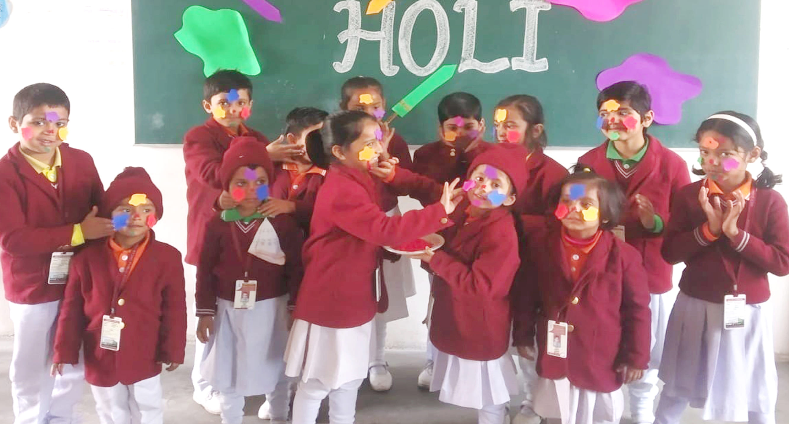 माइल स्टोन पब्लिक स्कूल में गुलाल से होली खेलते बच्चे माइल स्टोन पब्लिक स्कूल में गुलाल से होली खेलते बच्चे