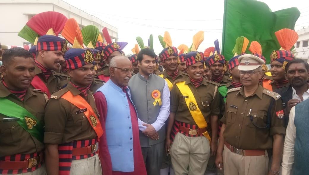 प्रशिक्षण प्राप्त करने वाले जवानों के साथ डीएम व विधायक। प्रशिक्षण प्राप्त करने वाले जवानों के साथ डीएम व विधायक।