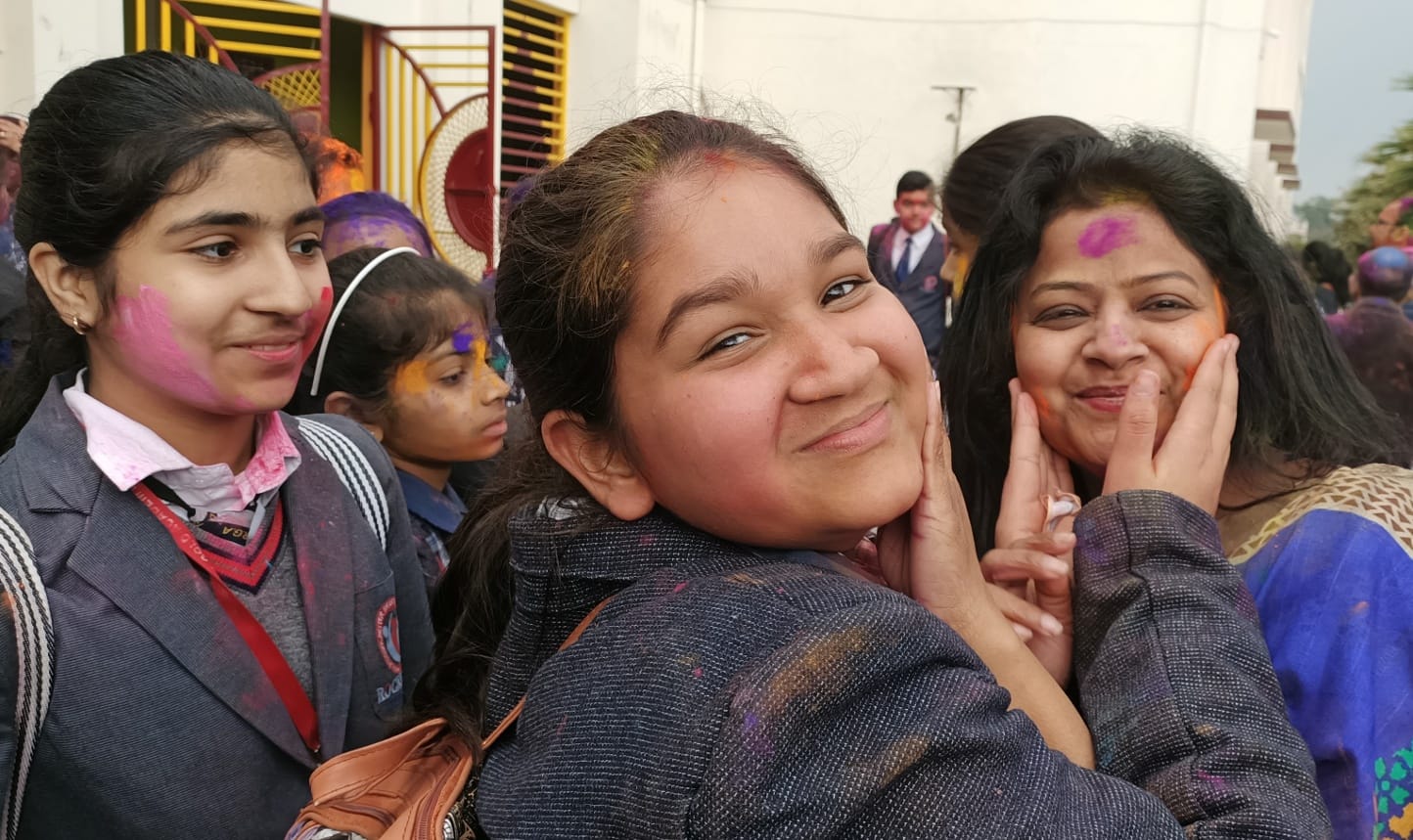 शामली रोकगोल्ड एकेडमी प्रधानाचार्या के साथ होली खेलती छात्राएं शामली रोकगोल्ड एकेडमी प्रधानाचार्या के साथ होली खेलती छात्राएं