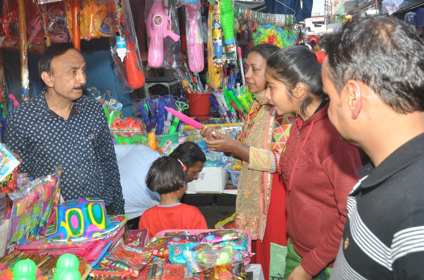 शामली होली पर खरिदारी करती महिला शामली होली पर खरिदारी करती महिला