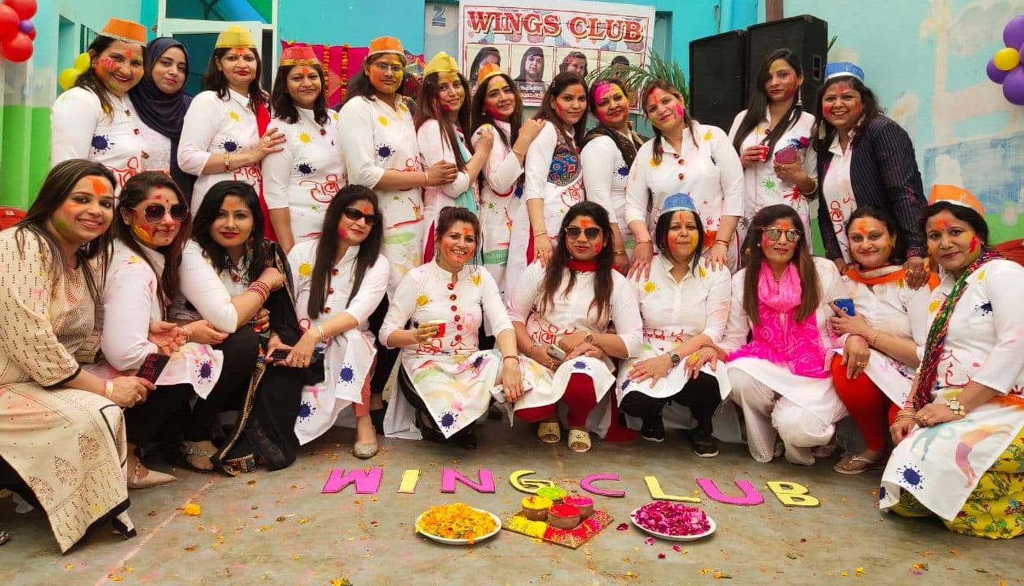 शामली के विंगस क्लब द्वारा आयोजित कार्यक्रम में जमकर होली खेलती क्लब की महिलाएं शामली के विंगस क्लब द्वारा आयोजित कार्यक्रम में जमकर होली खेलती क्लब की महिलाएं