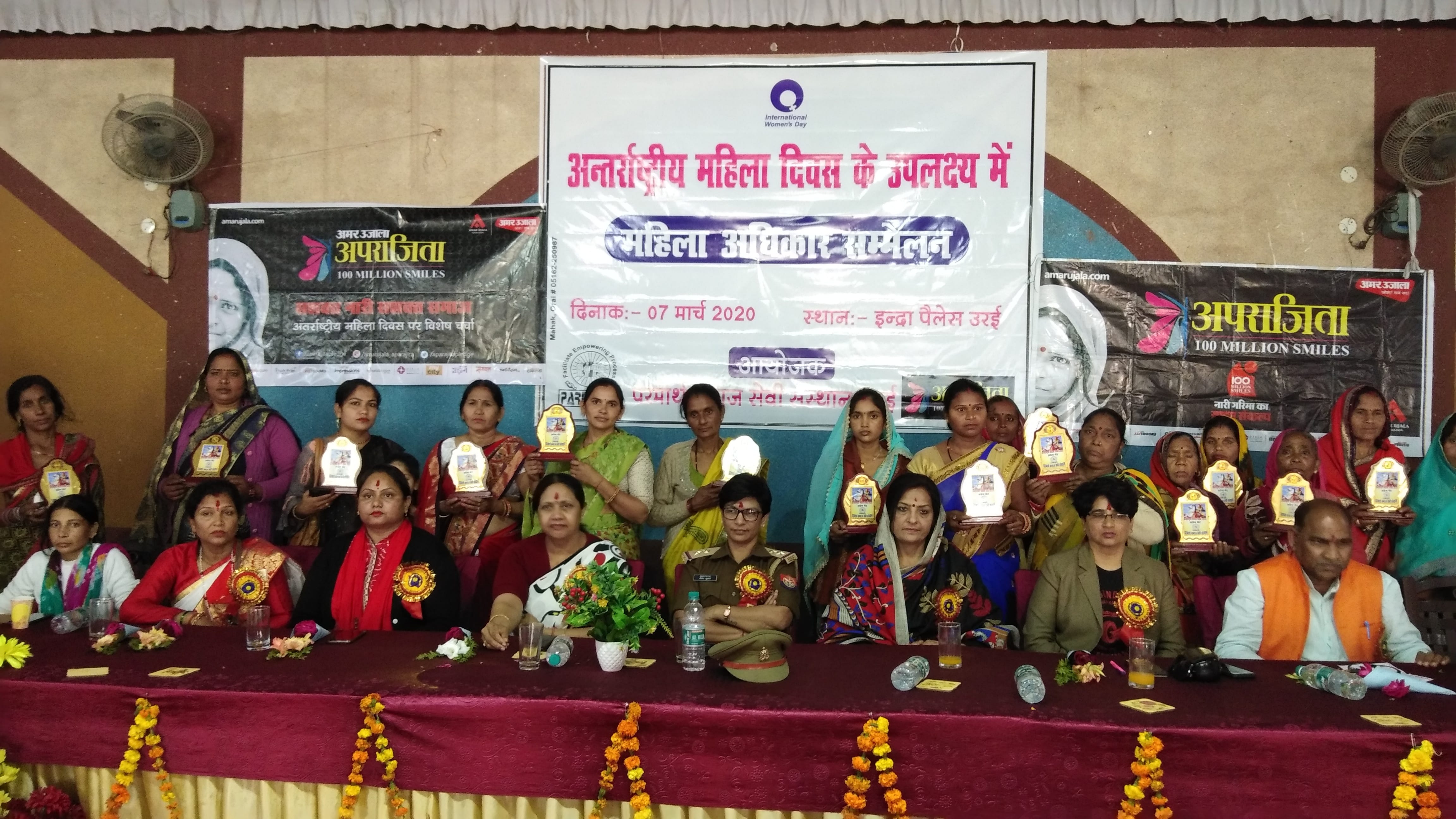 सम्मान पाने वाली महिलाओं के साथ मंच पर मौजूद अतिथि सम्मान पाने वाली महिलाओं के साथ मंच पर मौजूद अतिथि