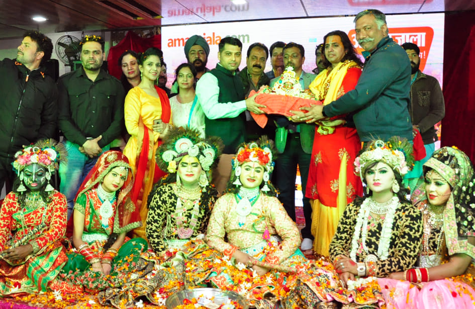 दिल्ली रोड़ स्थित केयर प्लाजा होटल में अमर उजाला रंग बरसे कार्यक्रम में भाग लेते एसएसपी दिनेश कु? दिल्ली रोड़ स्थित केयर प्लाजा होटल में अमर उजाला रंग बरसे कार्यक्रम में भाग लेते एसएसपी दिनेश कु?
