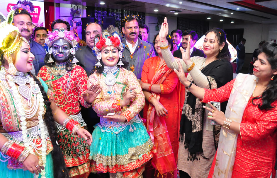 दिल्ली रोड़ स्थित केयर प्लाजा होटल में अमर उजाला रंग बरसे कार्यक्रम में प्रस्तुति देते कलाकार क? दिल्ली रोड़ स्थित केयर प्लाजा होटल में अमर उजाला रंग बरसे कार्यक्रम में प्रस्तुति देते कलाकार क?