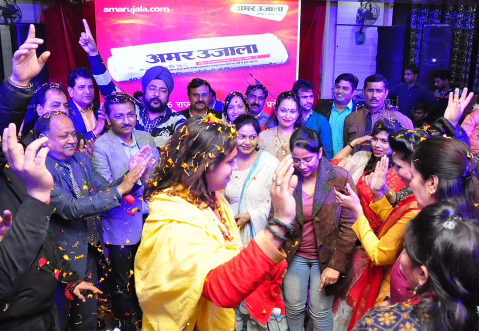 दिल्ली रोड़ स्थित केयर प्लाजा होटल में अमर उजाला रंग बरसे कार्यक्रम में प्रस्तुति देते कलाकार क? दिल्ली रोड़ स्थित केयर प्लाजा होटल में अमर उजाला रंग बरसे कार्यक्रम में प्रस्तुति देते कलाकार क?