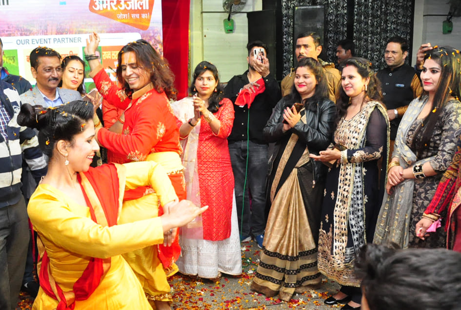 दिल्ली रोड़ स्थित केयर प्लाजा होटल में अमर उजाला रंग बरसे कार्यक्रम में प्रस्तुति देते कलाकार क? दिल्ली रोड़ स्थित केयर प्लाजा होटल में अमर उजाला रंग बरसे कार्यक्रम में प्रस्तुति देते कलाकार क?