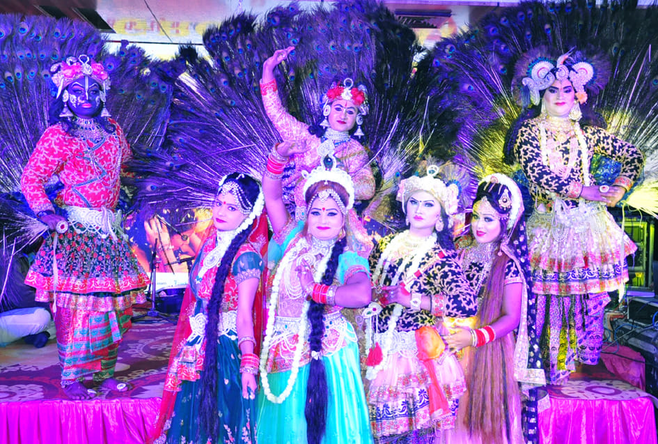दिल्ली रोड़ स्थित केयर प्लाजा होटल में अमर उजाला रंग बरसे कार्यक्रम में प्रस्तुति देते कलाकार दिल्ली रोड़ स्थित केयर प्लाजा होटल में अमर उजाला रंग बरसे कार्यक्रम में प्रस्तुति देते कलाकार