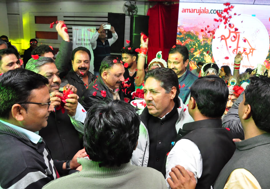 दिल्ली रोड़ स्थित केयर प्लाजा होटल में अमर उजाला रंग बरसे कार्यक्रम में प्रस्तुति देते कलाकार क? दिल्ली रोड़ स्थित केयर प्लाजा होटल में अमर उजाला रंग बरसे कार्यक्रम में प्रस्तुति देते कलाकार क?