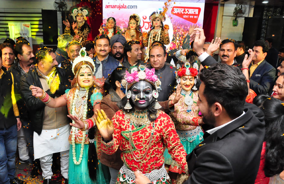 दिल्ली रोड़ स्थित केयर प्लाजा होटल में अमर उजाला रंग बरसे कार्यक्रम में प्रस्तुति देते कलाकार झ? दिल्ली रोड़ स्थित केयर प्लाजा होटल में अमर उजाला रंग बरसे कार्यक्रम में प्रस्तुति देते कलाकार झ?