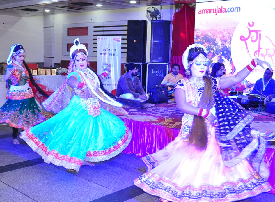 दिल्ली रोड़ स्थित केयर प्लाजा होटल में अमर उजाला रंग बरसे कार्यक्रम में प्रस्तुति देते कलाकार दिल्ली रोड़ स्थित केयर प्लाजा होटल में अमर उजाला रंग बरसे कार्यक्रम में प्रस्तुति देते कलाकार