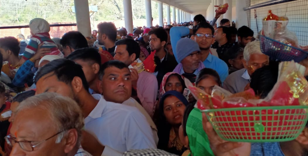 सिद्धपीठ में देवी दर्शनों को उमड़े श्रद्धालु।